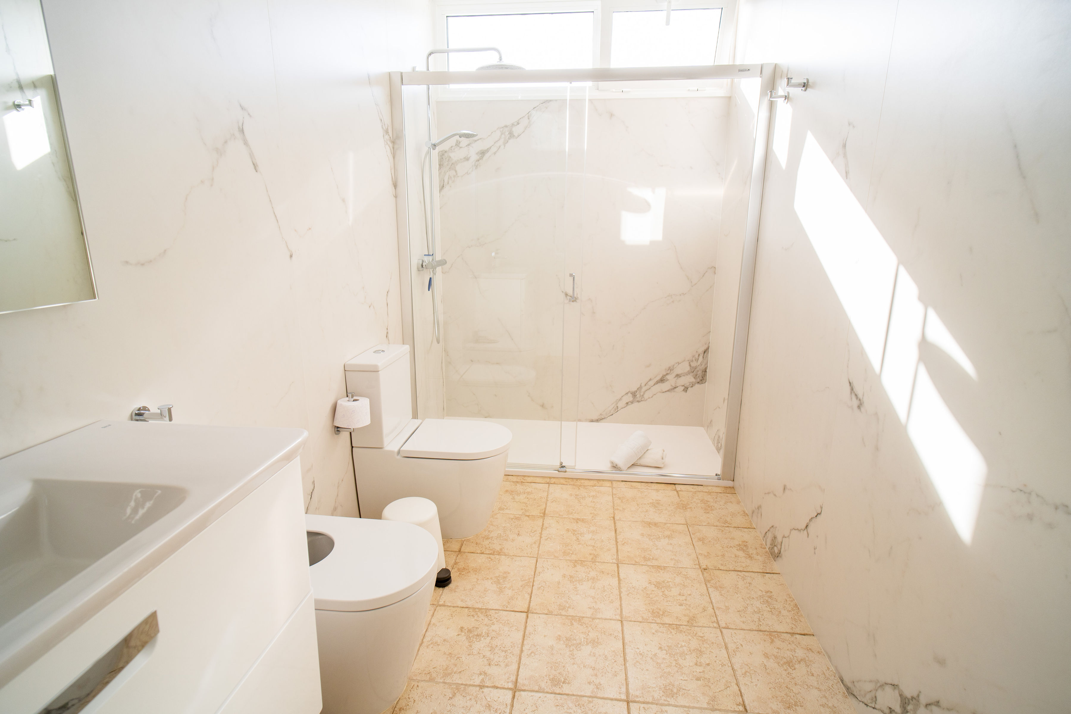 Baño 2 de Lava Dreams, ducha con mampara