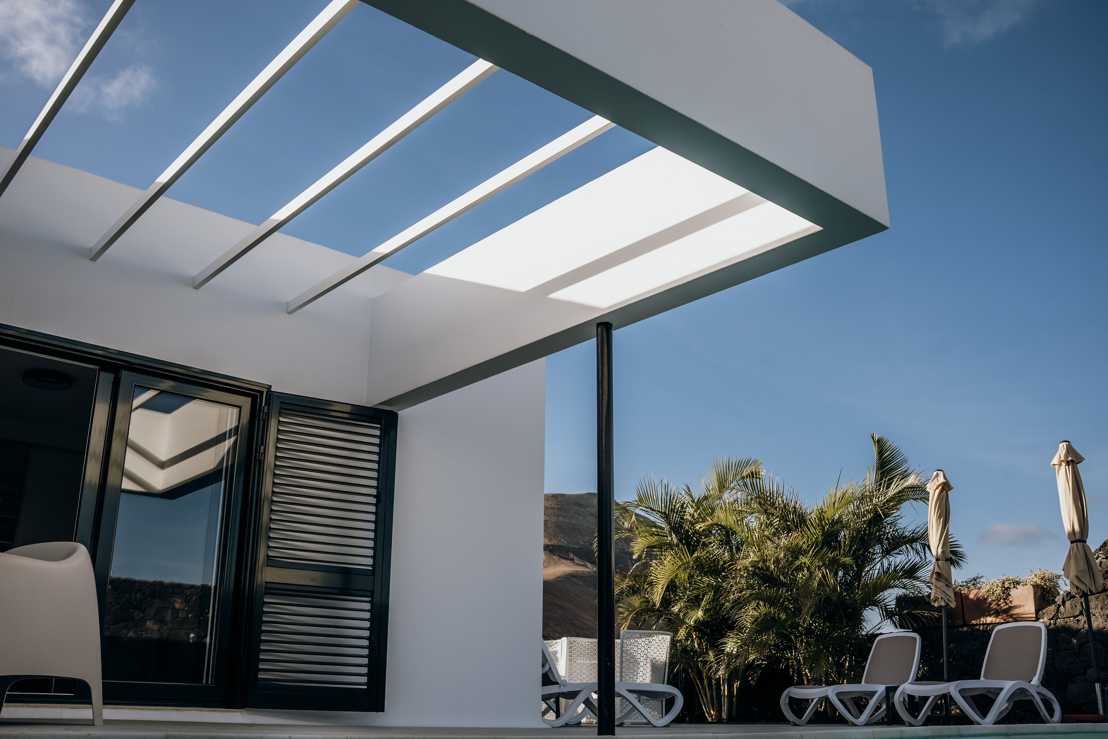 Pérgola y luz de la piscina