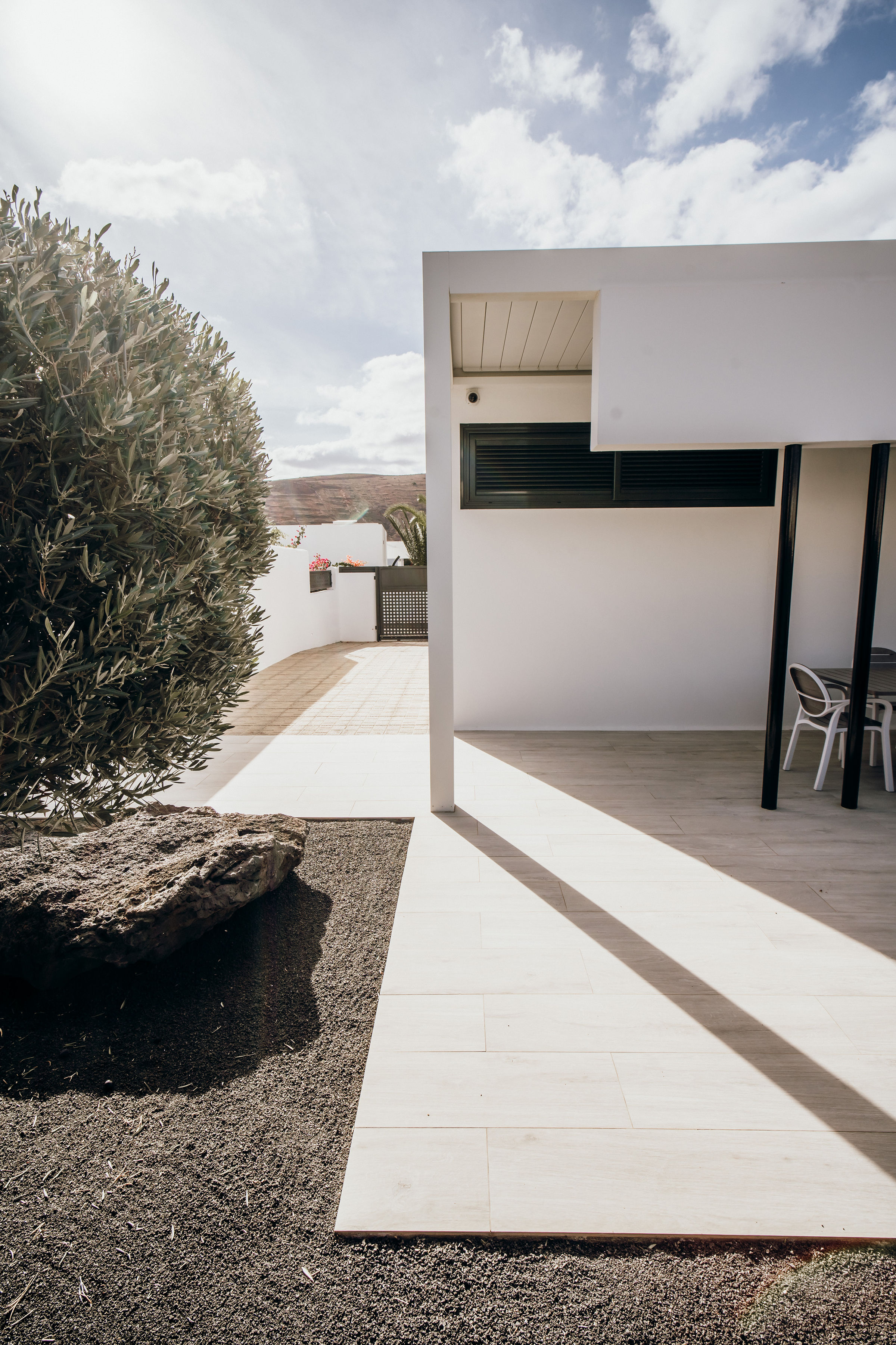 Sofá exterior con vistas a las palmeras y montaña